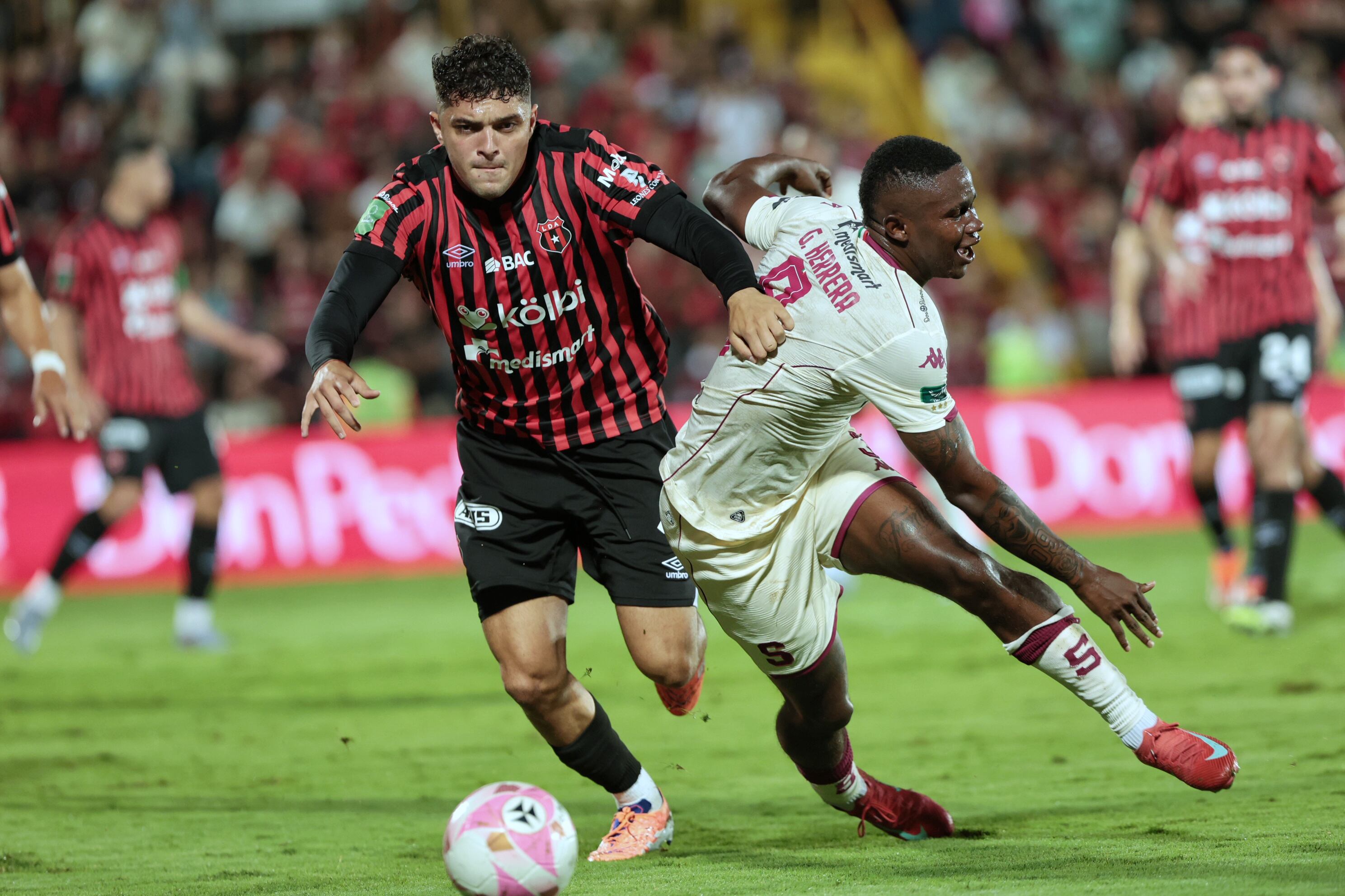 19/10/2025/ Juego entre Liga Deportiva Alajuelense vs Deportivo Saprissa por la jornada 13 del torneo apertura de la Liga Promerica en el estadio Alejandro Morera Soto / foto John Durán