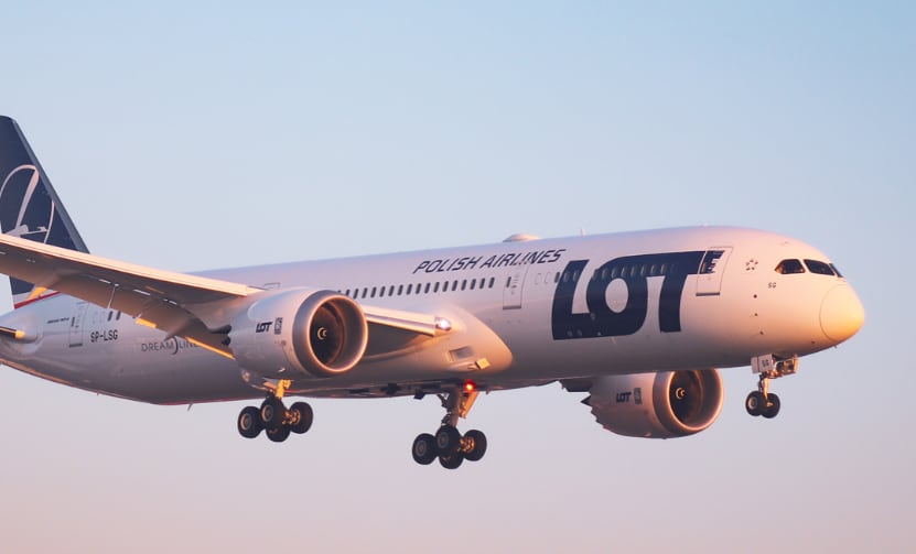Avión de LOT Polish Airlines en aproximación para aterrizaje. La aerolínea operará vuelos chárter directos desde Polonia hacia Costa Rica, según anuncio de Guanacaste Aeropuerto y el Instituto Costarricense de Turismo.