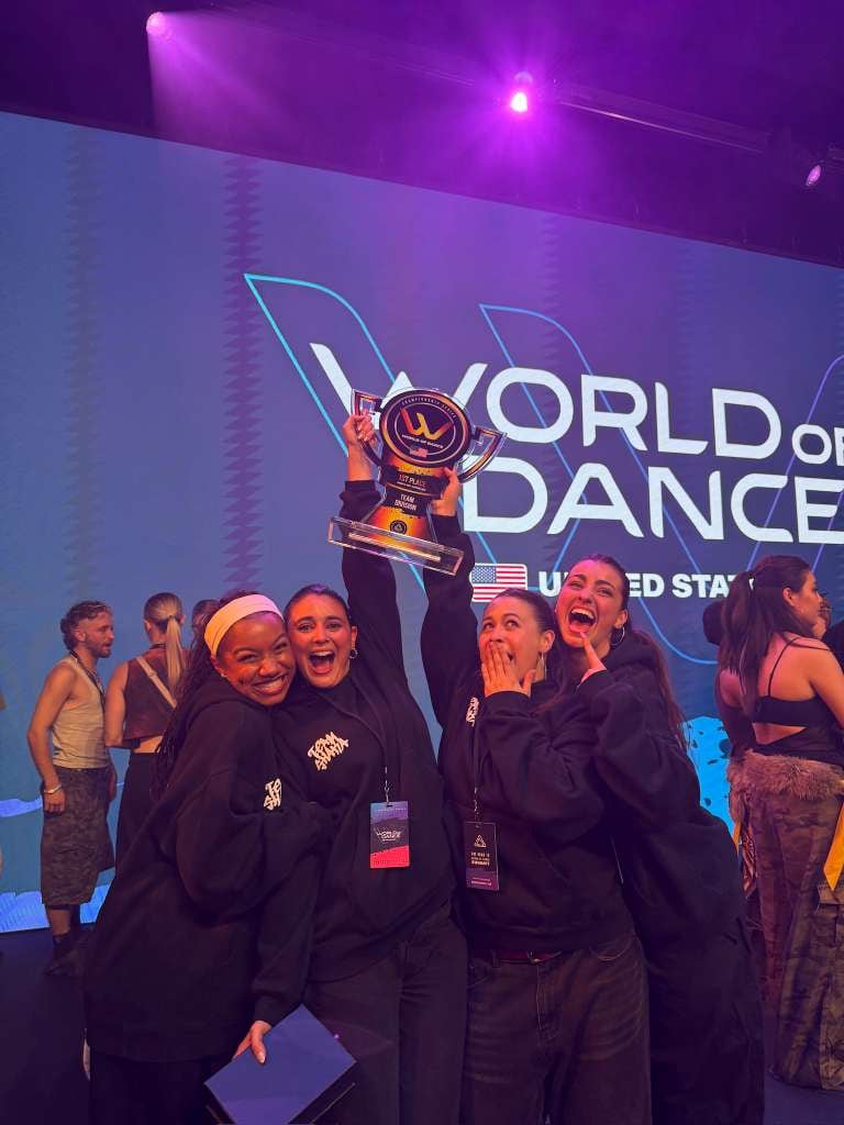 Costarricense pasa de bailar con Justin Bieber en el 2016 a ganar el Mundial de Danza con su equipo universitario este 2026. Jimena Casasola, de Curridabat, lideró histórico triunfo en el World of Dance y se gradúa con honores mientras lucha por su sueño en la élite mundial