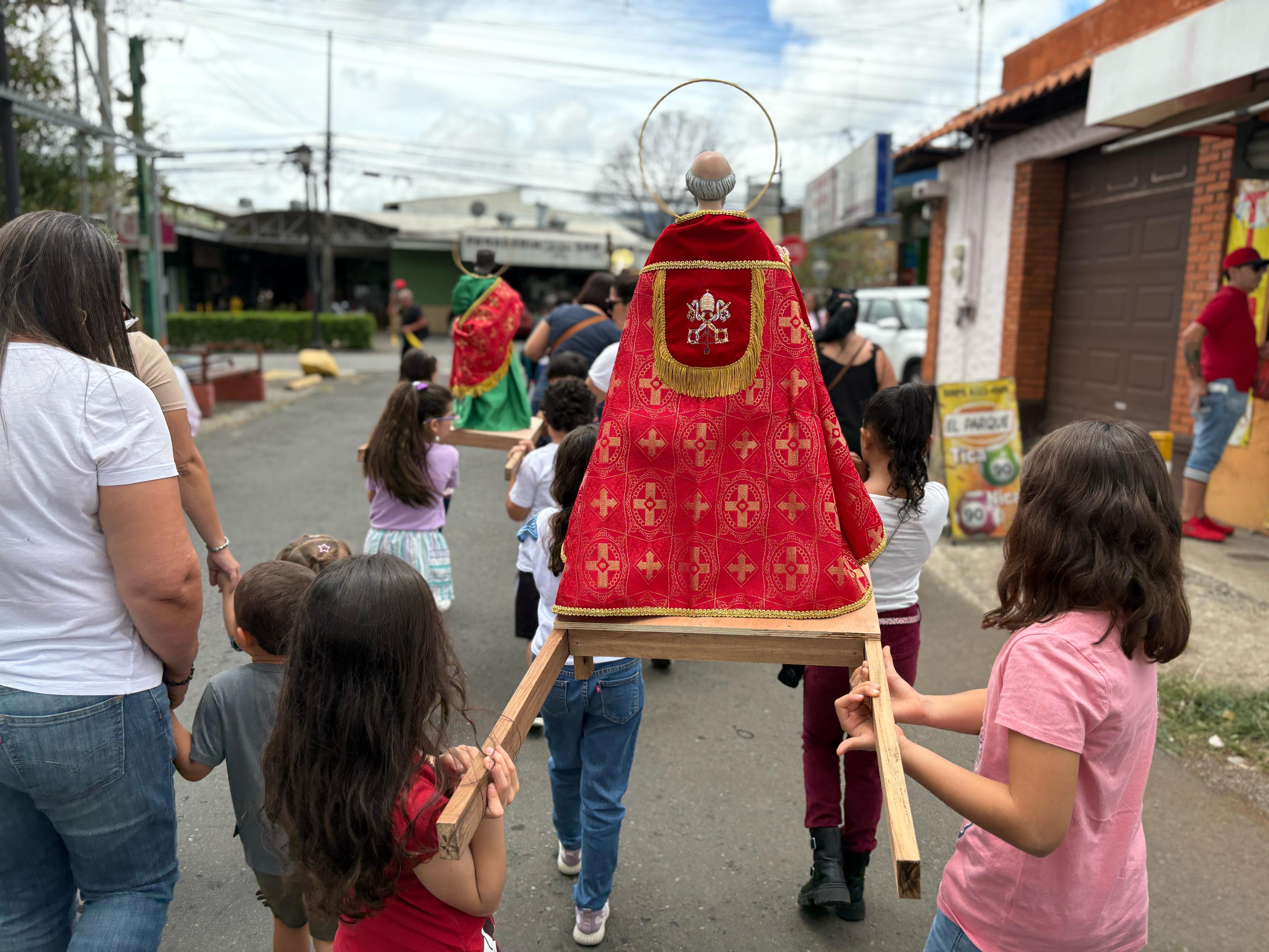 Un “Jesucristico en el sepulcritico”, una “virgencita de los dolorcitos”, un “Nazarenito”, entre otras imágenes pequeñitas, fueron cargadas por niños de la parroquia San Rafael Arcángel de San Rafael Arriba de Desamparados