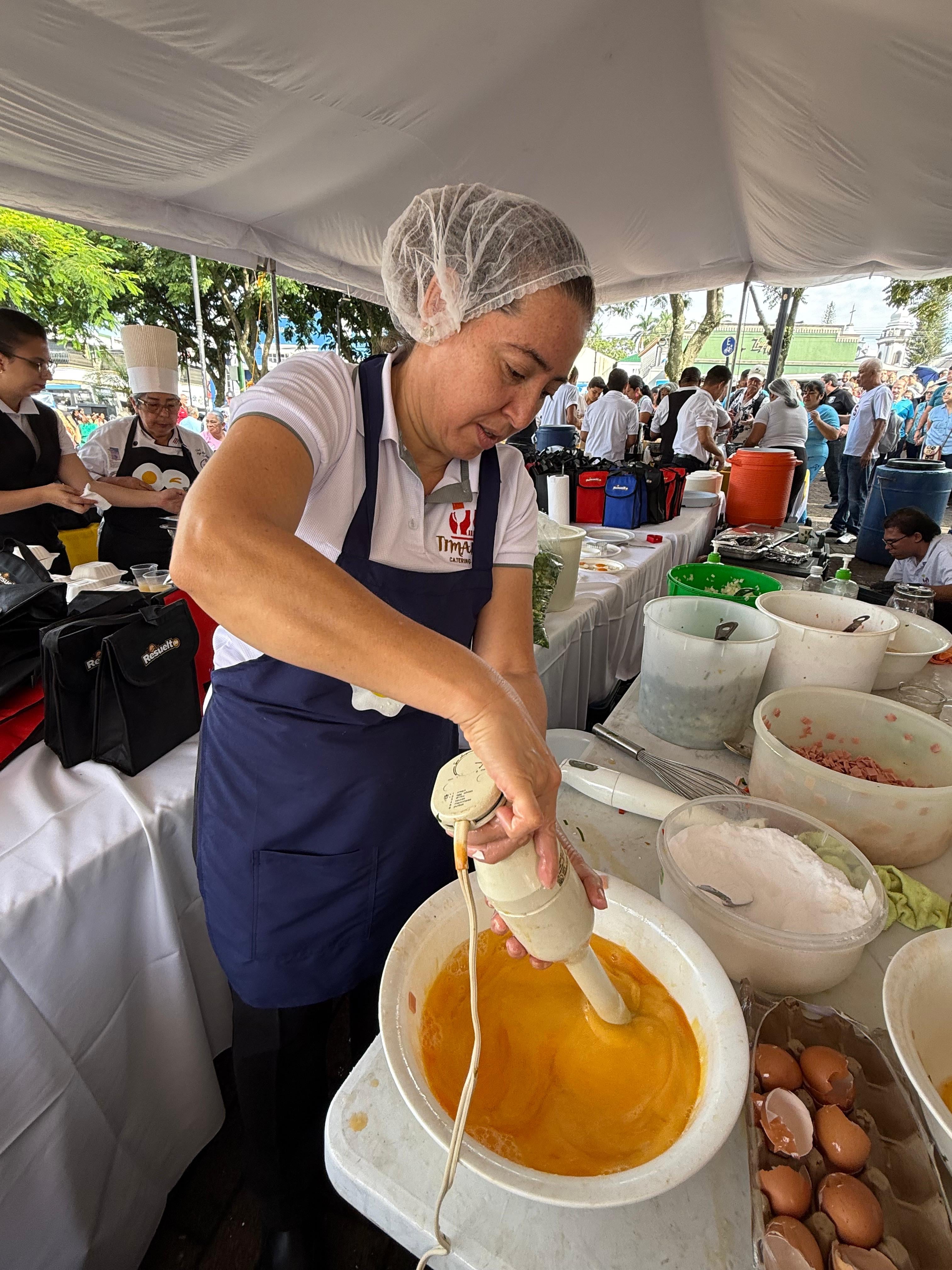 El Día Mundial del Huevo 2026 se celebró el viernes 9 de octubre, de 7:30 a. m. a 11:00 a. m., en el Parque Juan Santamaría, en Alajuela. Se repartieron más de 3.000 desayunos gratuitos, con los huevos como protagonistas.