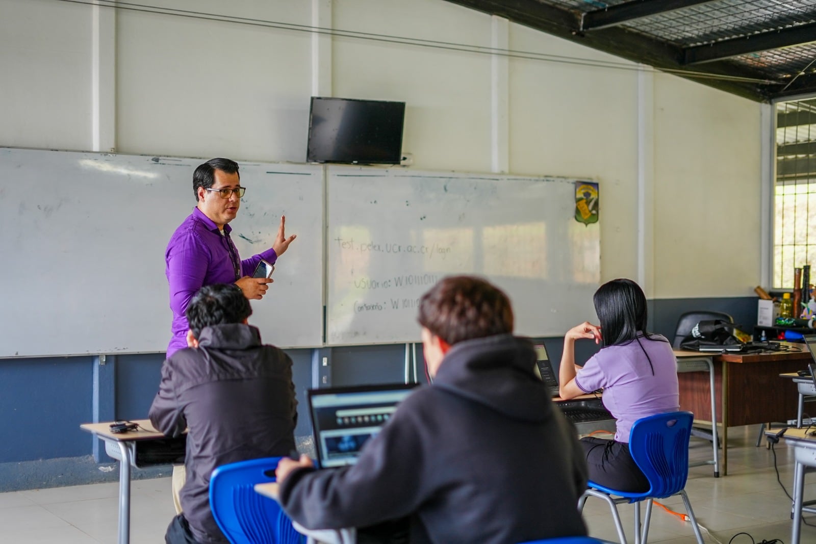 Los estudiantes reciben el resultado de manera automática, pero un grupo de expertos de la UCR revisan la prueba para confirmar la calificación.