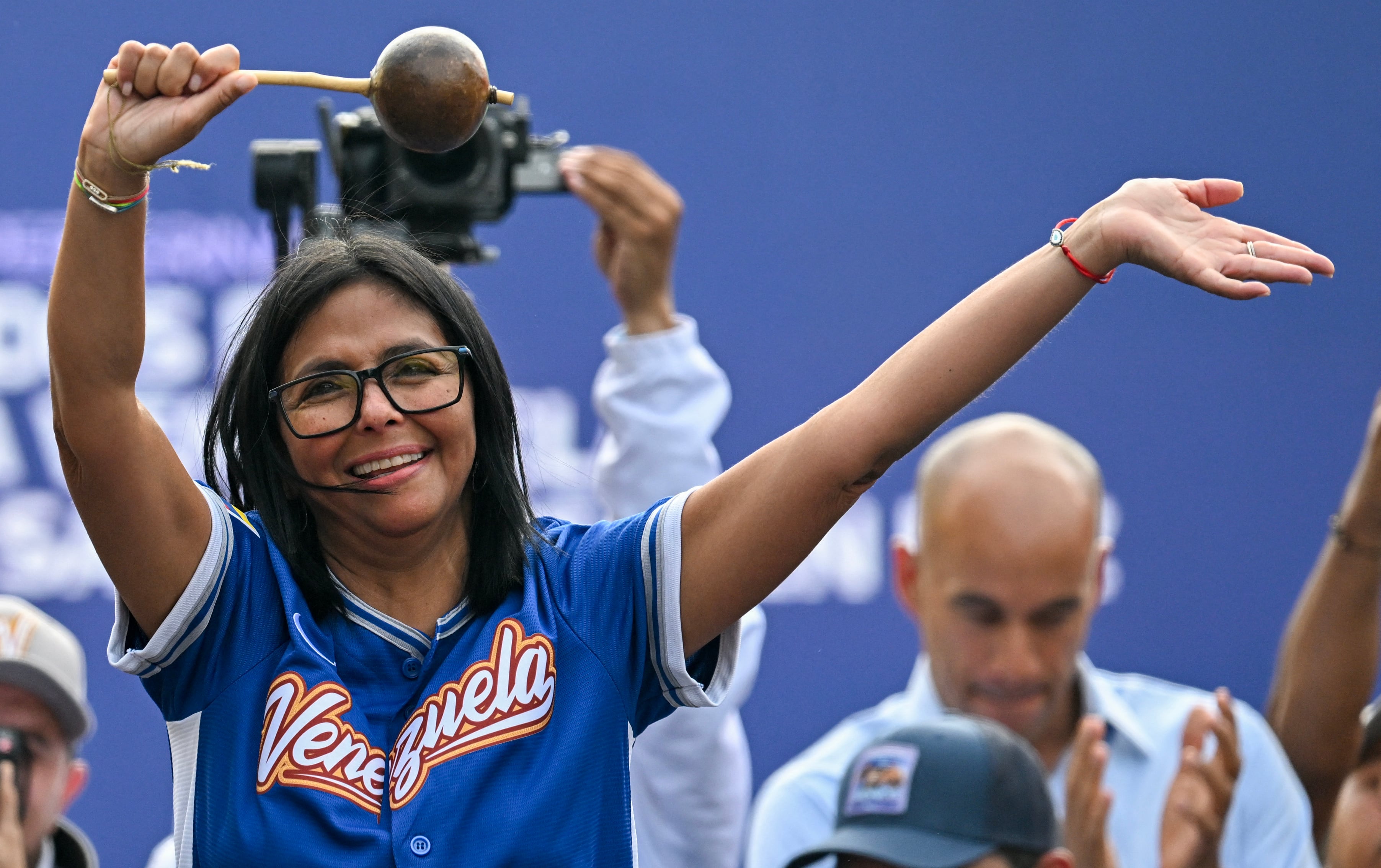 La presidenta interina de Venezuela, Delcy Rodríguez, sostiene una maraca durante una marcha en Caracas el 30 de abril de 2026.