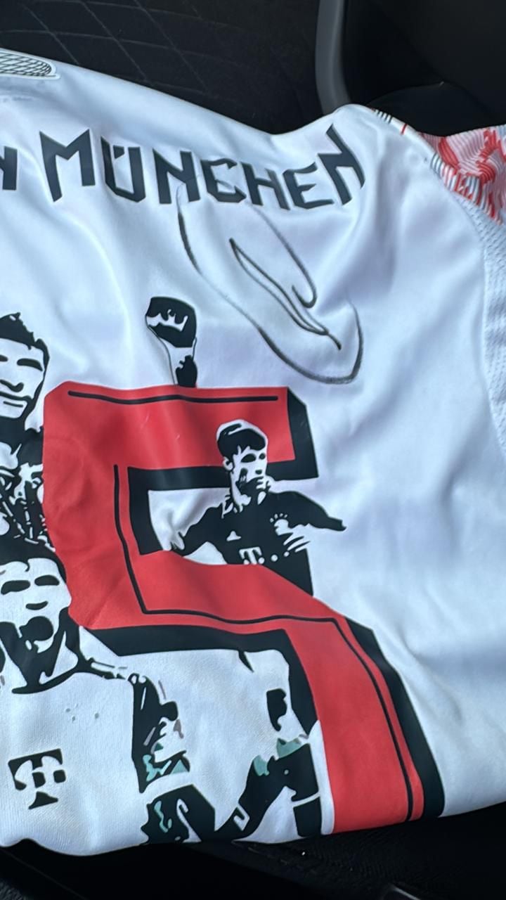 मारियो पिझारो, फुटबॉल चाहता जो राष्ट्रीय आणि आंतरराष्ट्रीय खेळाडूंच्या 50 हून अधिक स्वाक्षऱ्या गोळा करतो.