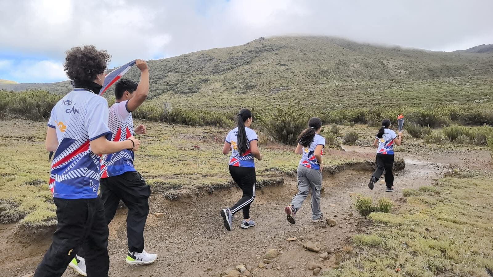 Los estudiantes del Liceo Canaán de Rivas: Yirlen Jiménez Jiménez (octavo), Ana Yubelki Gutiérrez (noveno), Fátima Garita Díaz (noveno), Andrés Barrantes Esquivel (décimo), Josué Elizondo Garita (undécimo), acompañados de: Deidy Zúñiga Ortega (directora) y Elianagel Portuguez Vargas (profesor de Inglés), llevaron por primera vez el fuego de la Antorcha de la Independencia al pico más alto del país, el cerro Chirripó