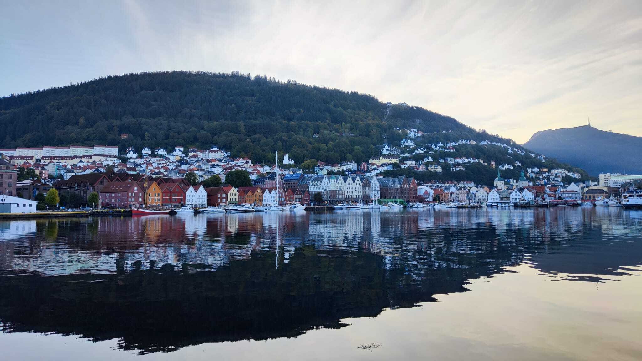 En los puertos de Bergen a veces se pueden ver barcos militares, no es común, pero sucede. Foto: Cortesía Greivin Sibaja.