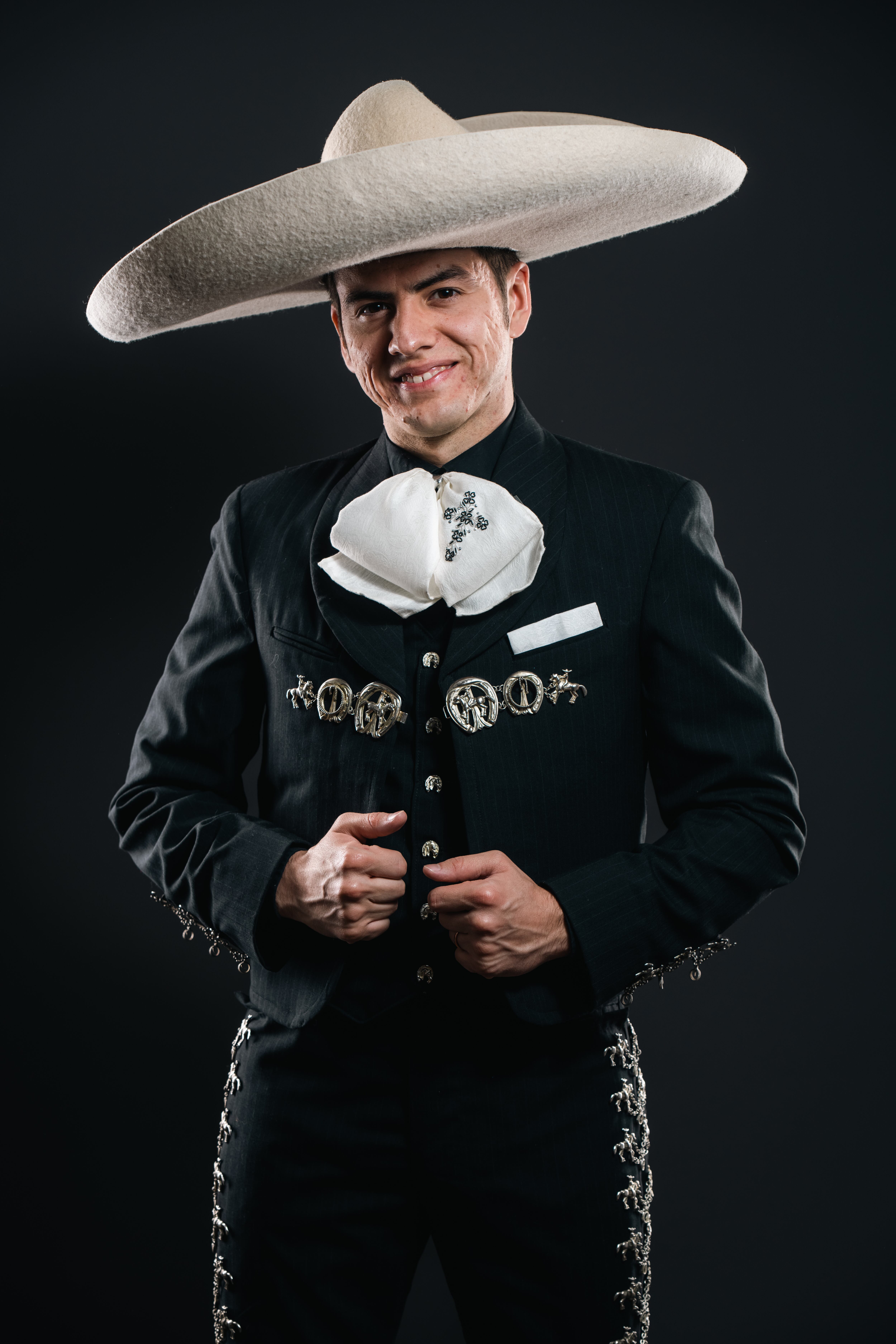 El charro tico Gabriel Morúa, prepara dos eseciales de música ranchera. (Cortesía)