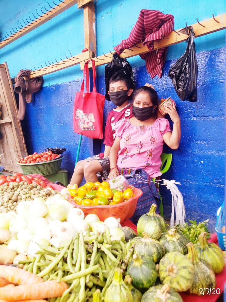 Tomás Febelán Calel el chapintico que se ganó el corazón de Costa Rica, junto a su mamá, doña Lucía Febelán.