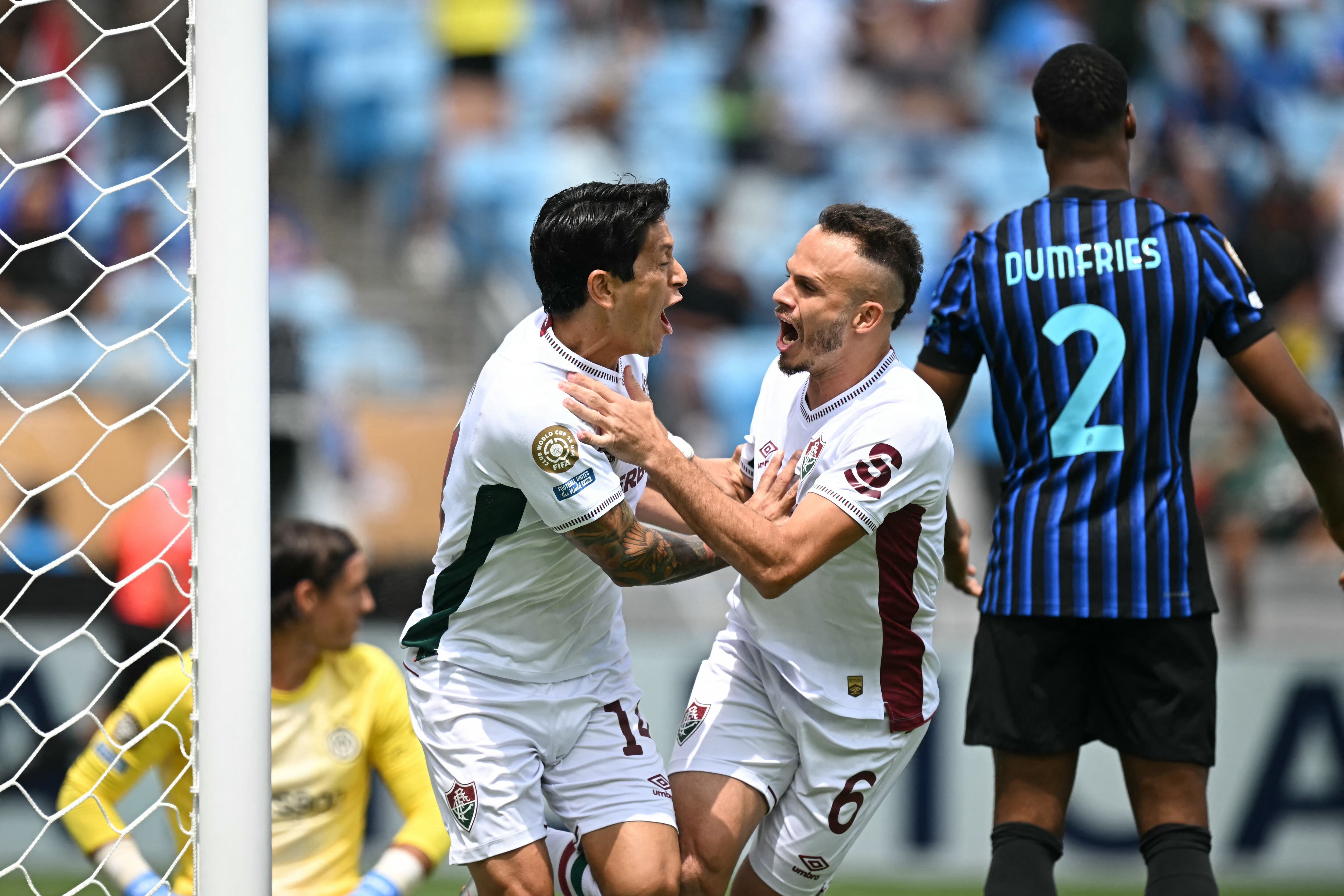 El delantero artentino German Cano (izq.) celebra con su compañero del Fluminense René luego de anotarle al Inter de Milán por el Mundial de Clubes.