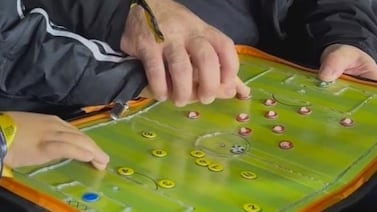 Niño con discapacidad visual cumplió su sueño de sentir un partido de fútbol gracias al ingenio de su papito