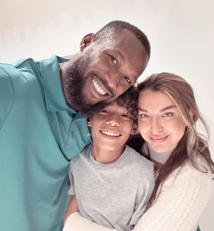 El jugador del Deportivo Saprissa Kendall Waston y su esposa Priscilla Robles y su hijo.