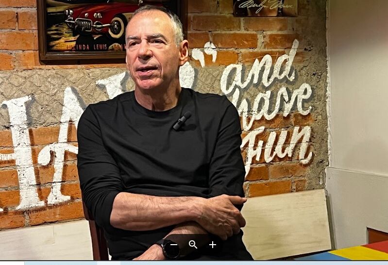 Don Carlos Felipe Huezo confirma que su restaurante Friday's está en venta