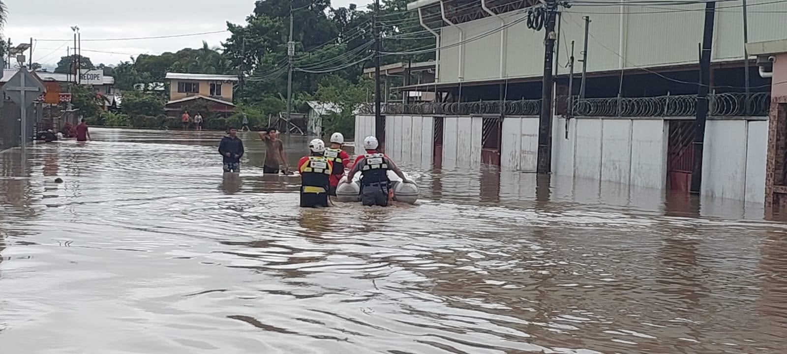 Cruz Roja reporta inundaciones en inundaciones están Talamanca, Valle La Estrella, Limón, Batán y Siquirres, trabajaban desde primeras horas del domingo 16 de agosto del 2026. Foto: Cruz Roja