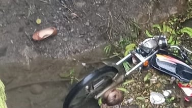 Mujer murió tras aparatoso accidente en moto y caer a un río en Cariari