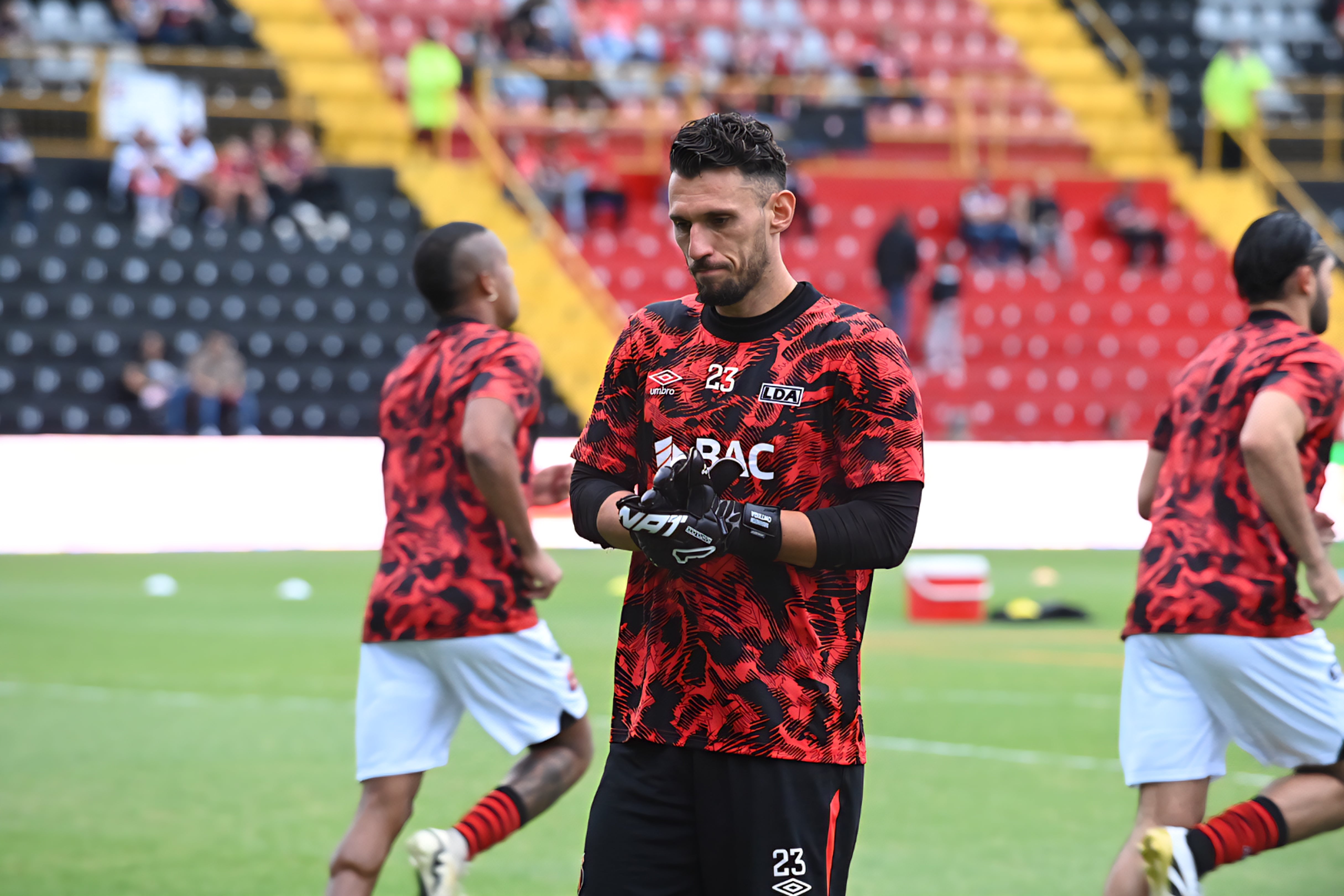 03 de agosto del 2025. Estadio Alejandro Morera Soto. 18:00 hrs. Jornada 2 del Torneo de Apertura 2025 del Campeonato Nacional de fútbol de Primera División. La Liga Deportiva Alajuelense (LDA) enfrenta como local al Guadalupe F.C. En la foto: Ambiente previo al juego, directores técnicos Oscar Ramírez y Fernando Palomeque, acciones del juego. Foto: Albert Marín.