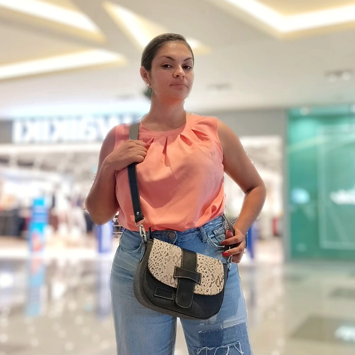 Yeni Martínez es una pulseadora, fabrica bolsos y trajo su talento para Costa Rica.