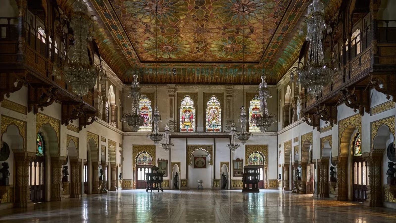 लक्ष्मी विलास पॅलेस हे 2.8 दशलक्ष चौरस मीटरचे जगातील सर्वात मोठे खाजगी निवासस्थान आहे.