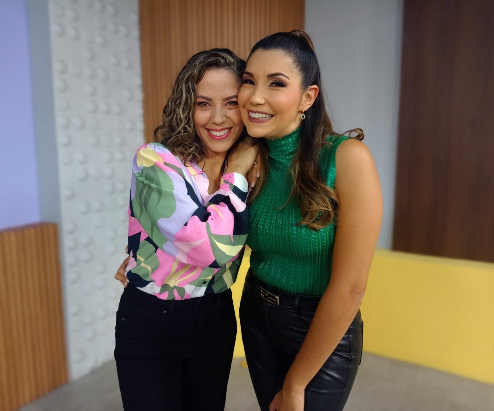 Ginnés Rodríguez y Lussania Víquez, presentadoras de Repretel