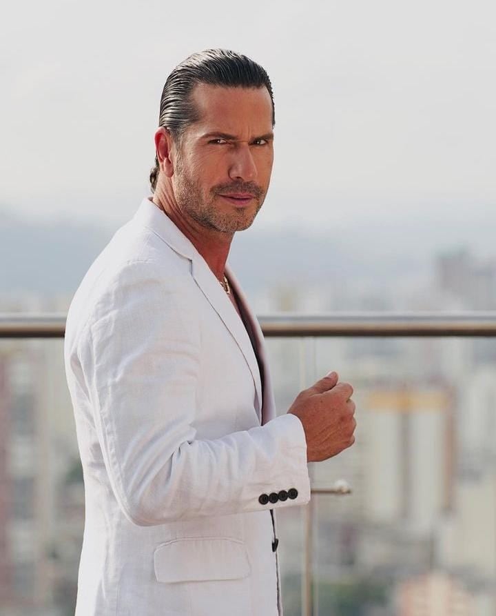 Actor Gregorio Pernia le hizo una consulta a sus fans ticos