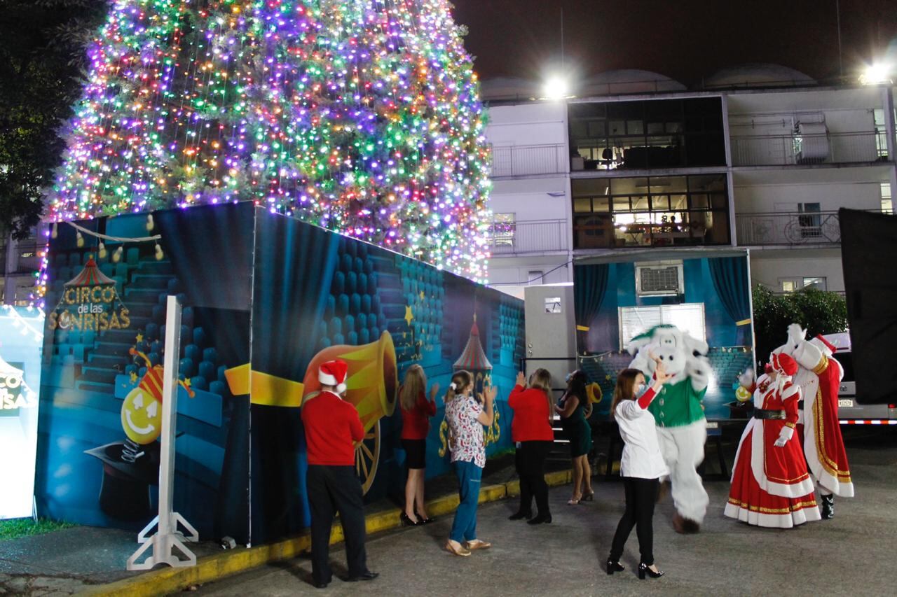 El 3 de diciembre del 2020 el Hospital de Niños realizó la tradicional iluminación del arbolito de navidad