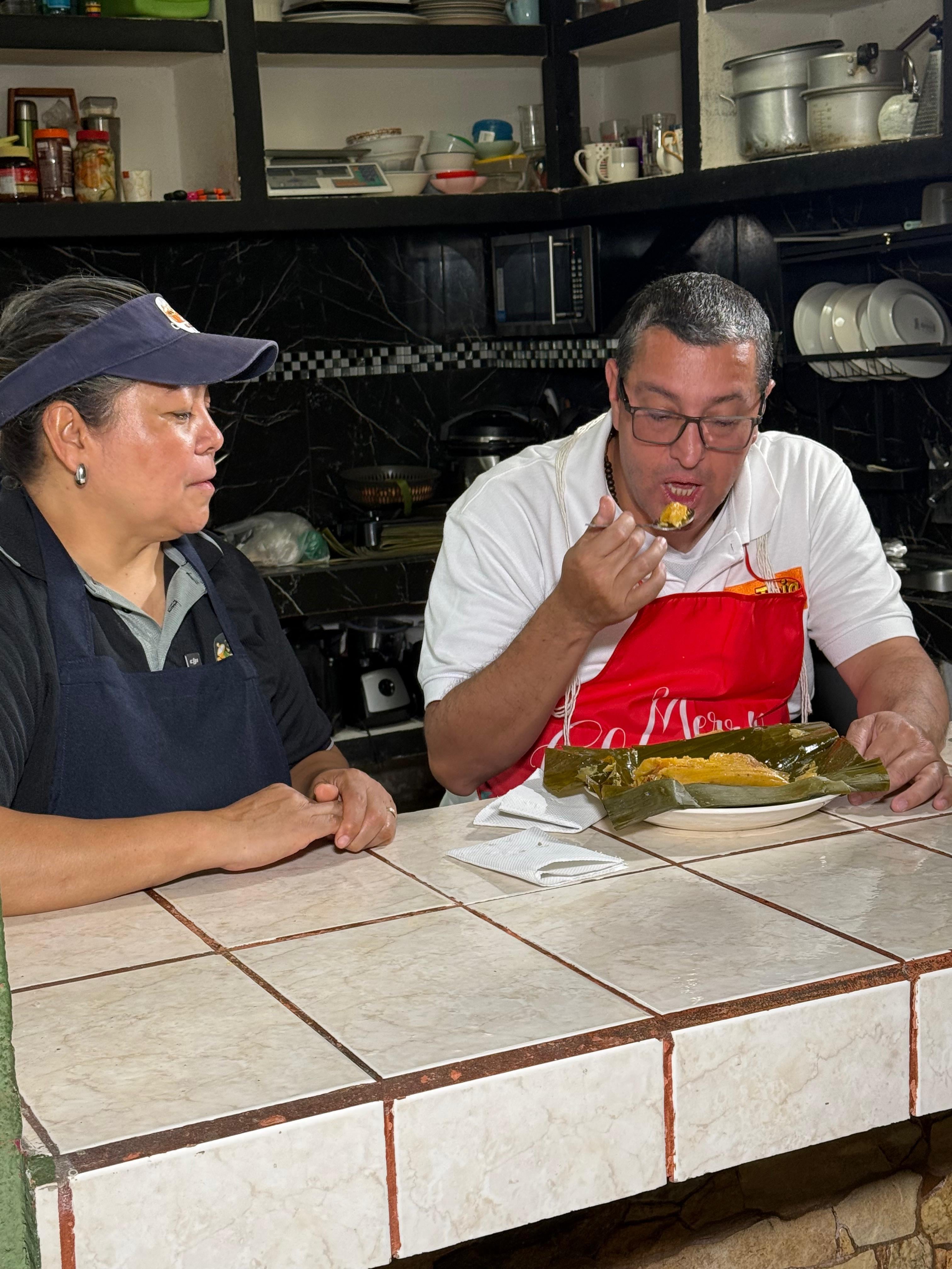 Doña Luisa Urbina nos abrió las puertas de su casa para compartir un sabroso tamal en nuestro tercer capítulo del “Cazador de tamales”. Nos fue excelente porque probamos una cuchara que tiene como principal ingrediente el amor.