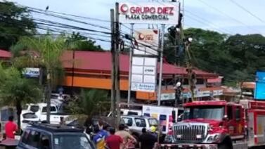 Trabajadores que colocaban rótulo están graves tras sufrir terrible accidente