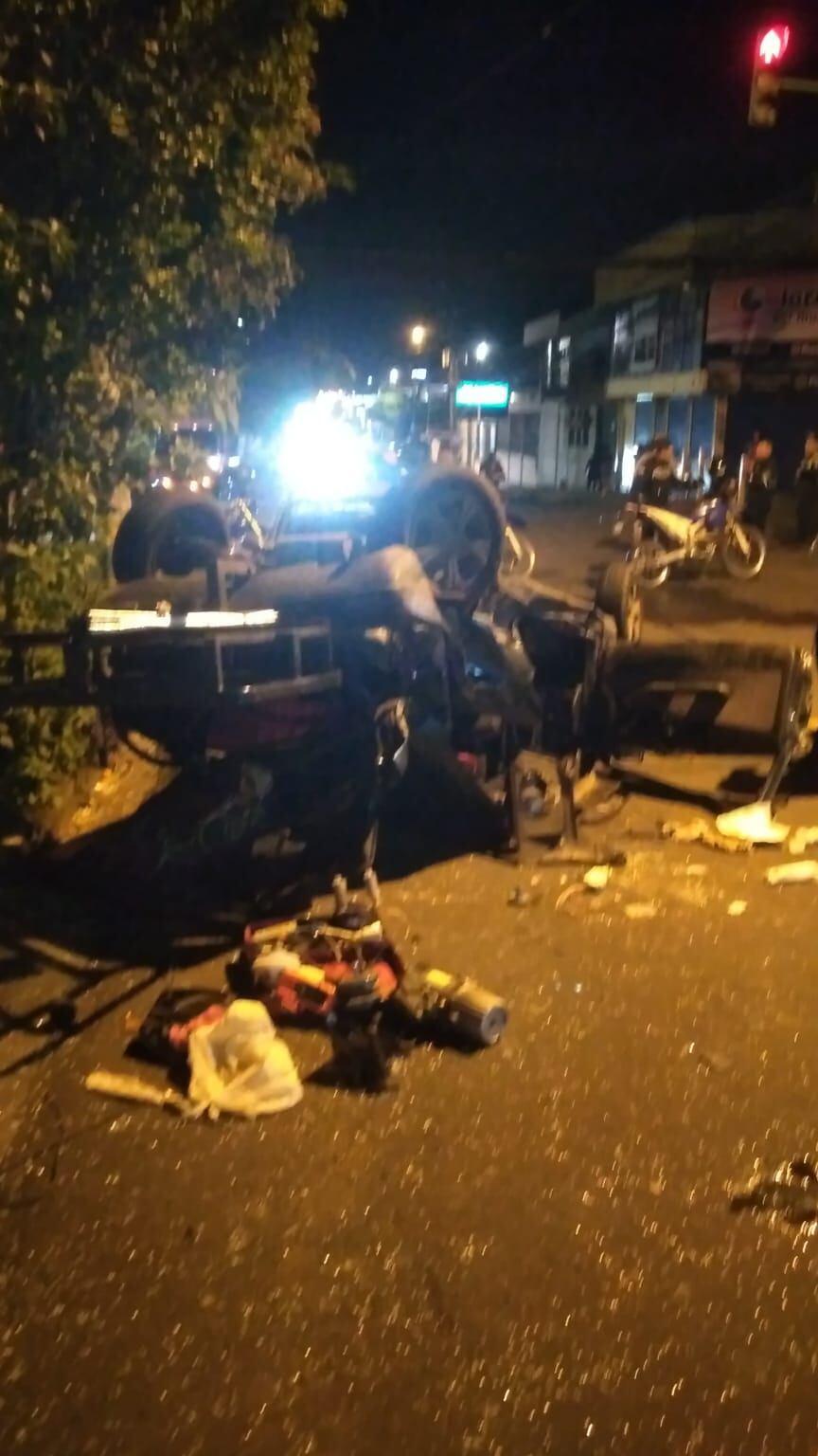 La noche de este jueves 18 de agosto se puso difícil en Desamparados ya que hubo dos fuertes choques, casi al mismo tiempo, en menos de 100 metros.