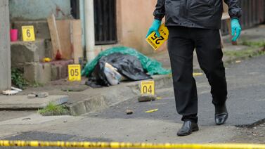 Desde las afueras de una casa balean a una veinteañera que estaba adentro