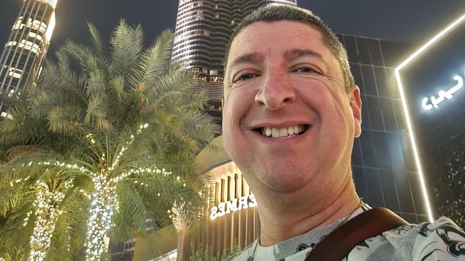 El influencer costarricense, Johan Sandí Fernández, llegó a Israel justo el pasado sábado 28 de febrero, cuando iniciaron los bombardeos de Israel y Estados Unidos a Irán y está atrapado en ese país