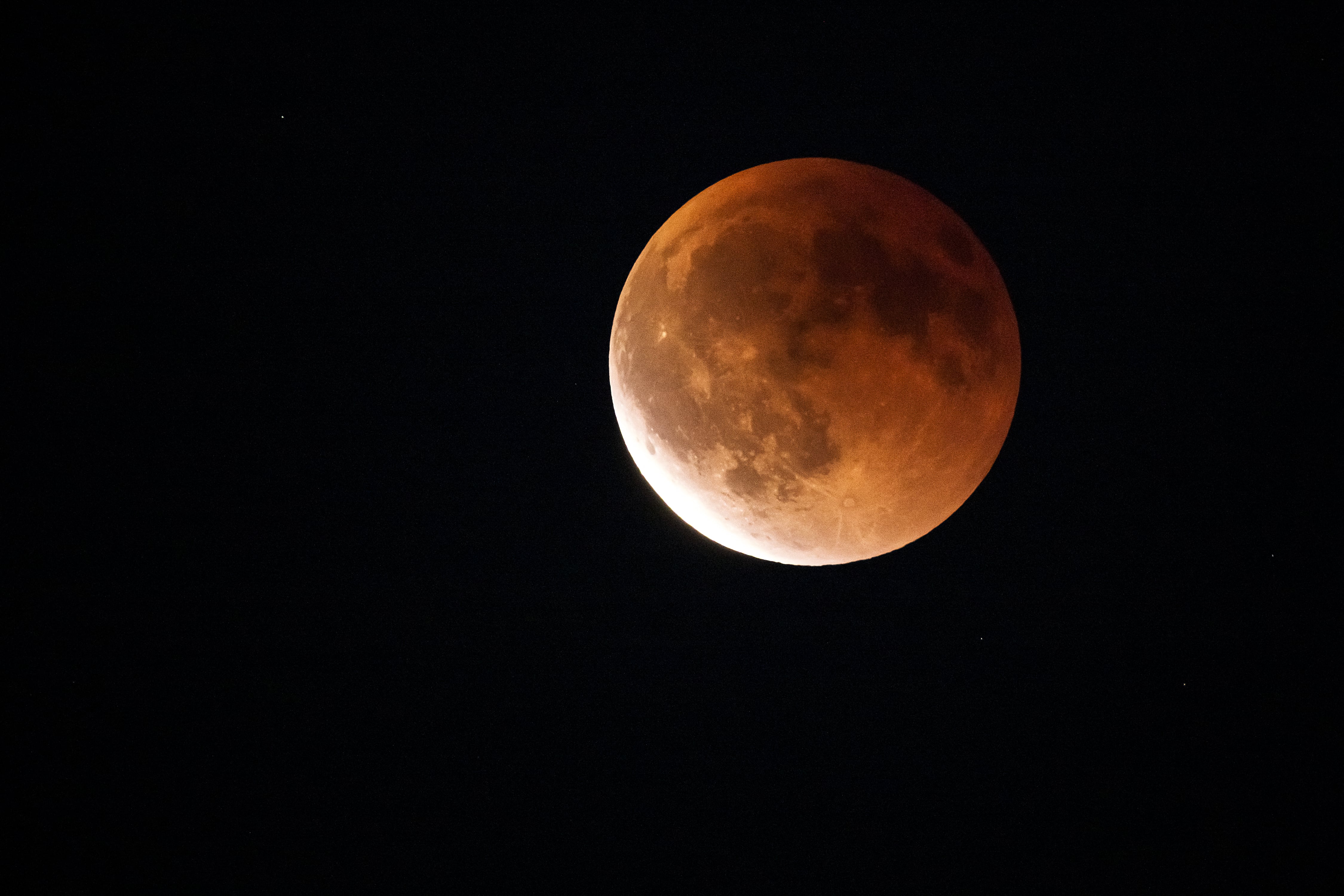 Una luna llena, también conocida como "Luna de Sangre", se verá durante una fase de un eclipse total desde Riex, en el oeste de Suiza, el 7 de septiembre de 2025. Los aficionados a la astronomía tendrán la oportunidad de ver una "Luna de Sangre" el domingo por la noche durante un eclipse lunar total visible en Asia y en franjas de Europa y África.