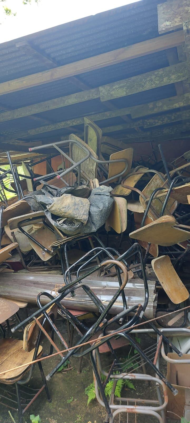 Entre profesores y estudiantes del Liceo San Carlos, en Ciudad Quesada, se fajaron duro haciendo pupitres desde febrero pasado y ya lograron, entre reparar y restaurar, unos 800