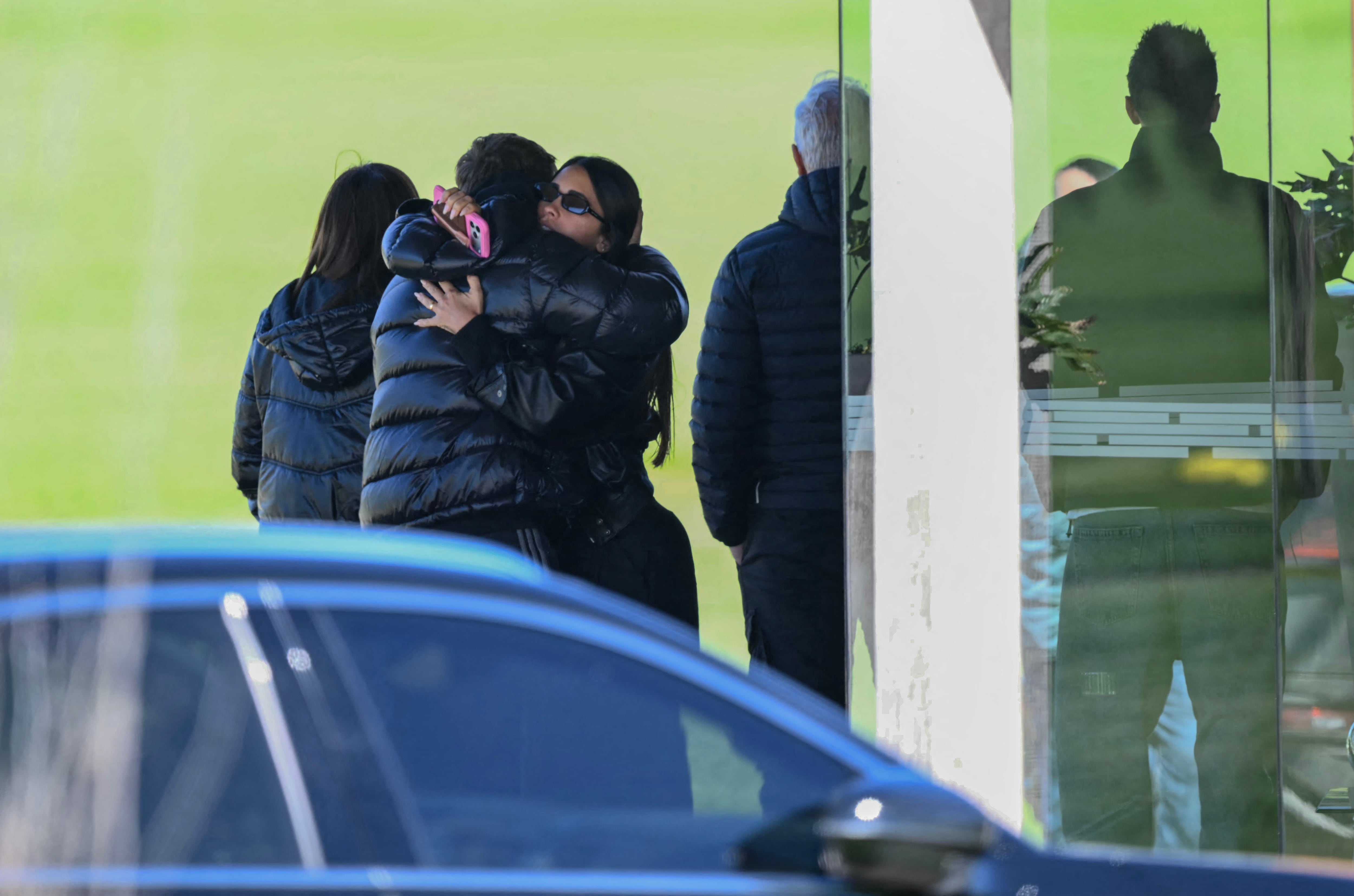 La esposa de Lionel Messi, Antonela Roccuzzo, abraza a un familiar durante el funeral de su suego Jorge Messi, en el cementerio de El Prado en Rosario, Argentina.