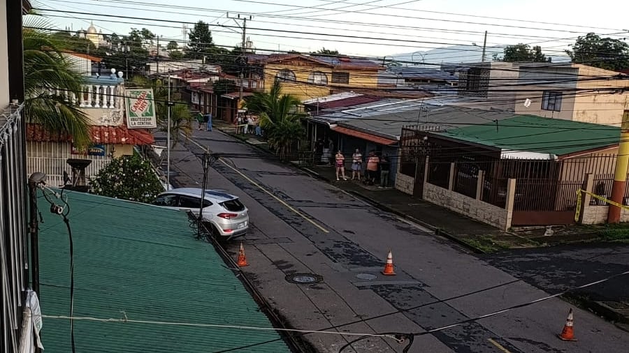 Una mujer inocente de apellido Velásquez, de 26 años, es la que resultó herida de bala en medio de la ráfaga de balazos que alarmó a los vecinos de Gravilias, Desamparados, San José. Un hombre murió de apellido Muñoz. Foto: Cortesía