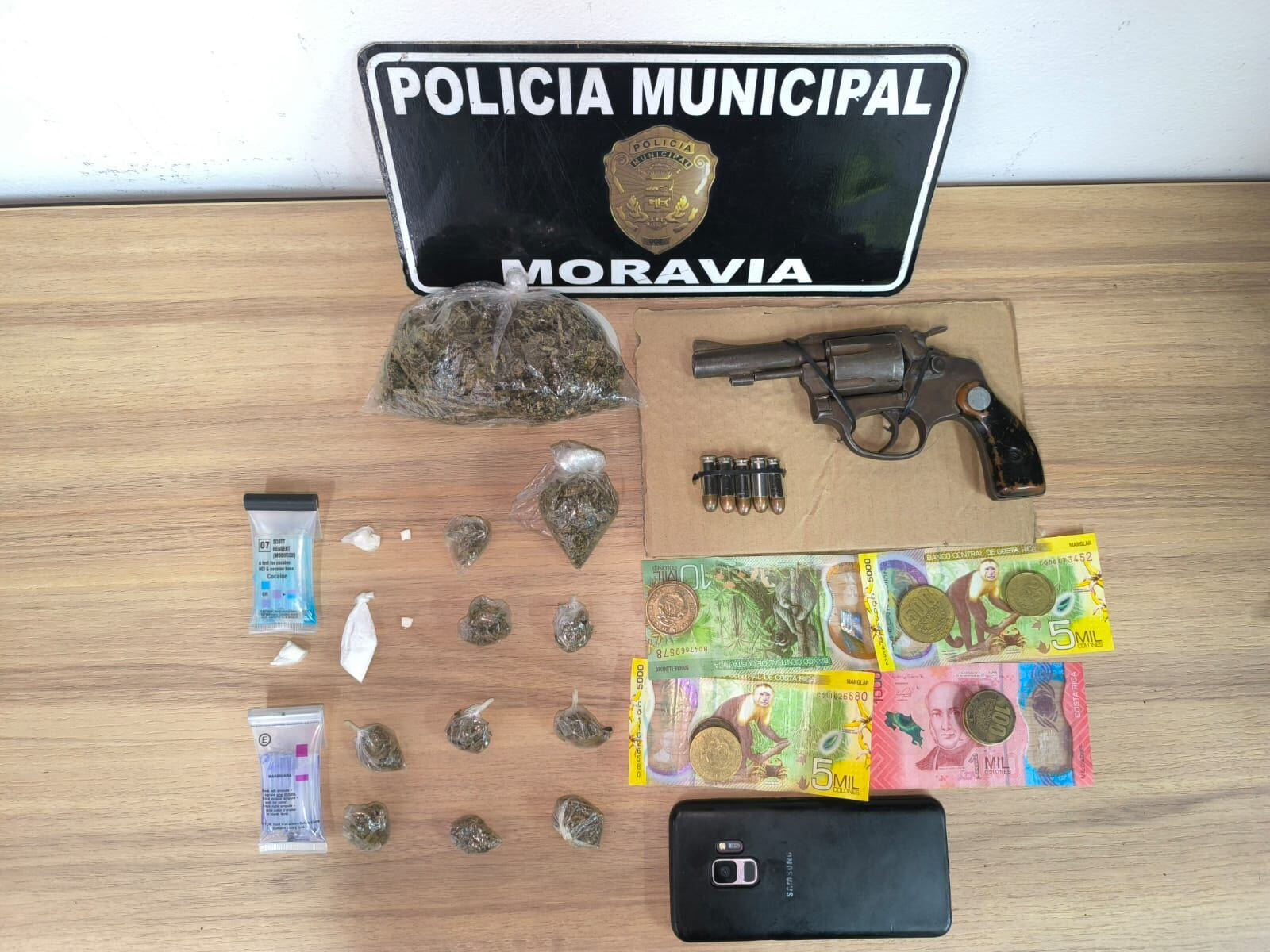 El sospechoso trató de huir al ver a los policías. Foto Policía Municipal de Moravía.