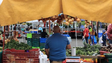 ¿Cuáles productos subieron de precio en las ferias del agricultor y los supermercados?