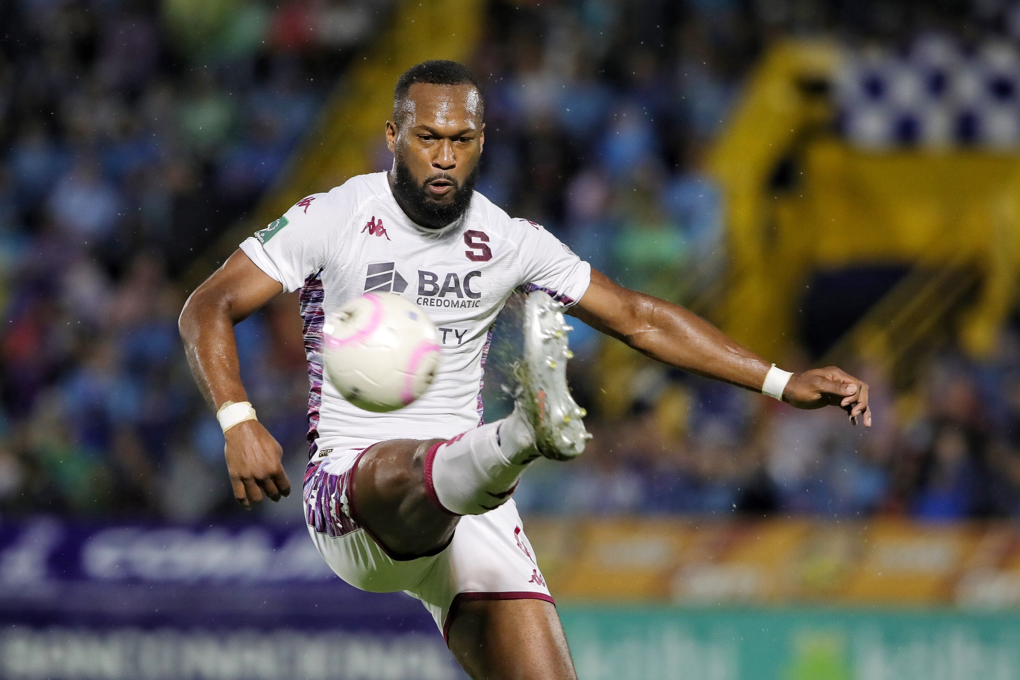 21/10/2023/ Juego entre el Club Sport Cartaginés vs Deportivo Saprissa por la jornada 16 tel torneo apertura de la Liga Promerica en el estadio Fello Meza de Cartago / Foto John Durán