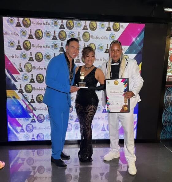 Gregory Cabrera, Rina Vega y El Discípulo recibieron el premio "El micrófono de oro" en México