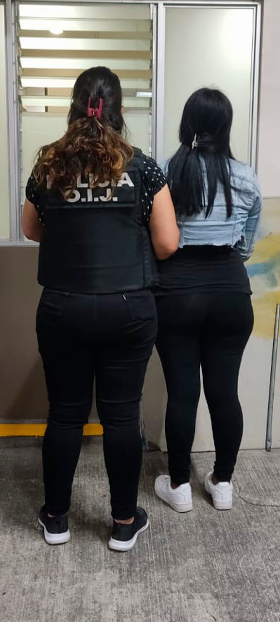 Una muchacha de 19 años fue detenida por agentes de la sección de Capturas del OIJ por tener una orden de captura activa, al ser condenada por robo agravado. Foto: OIJ