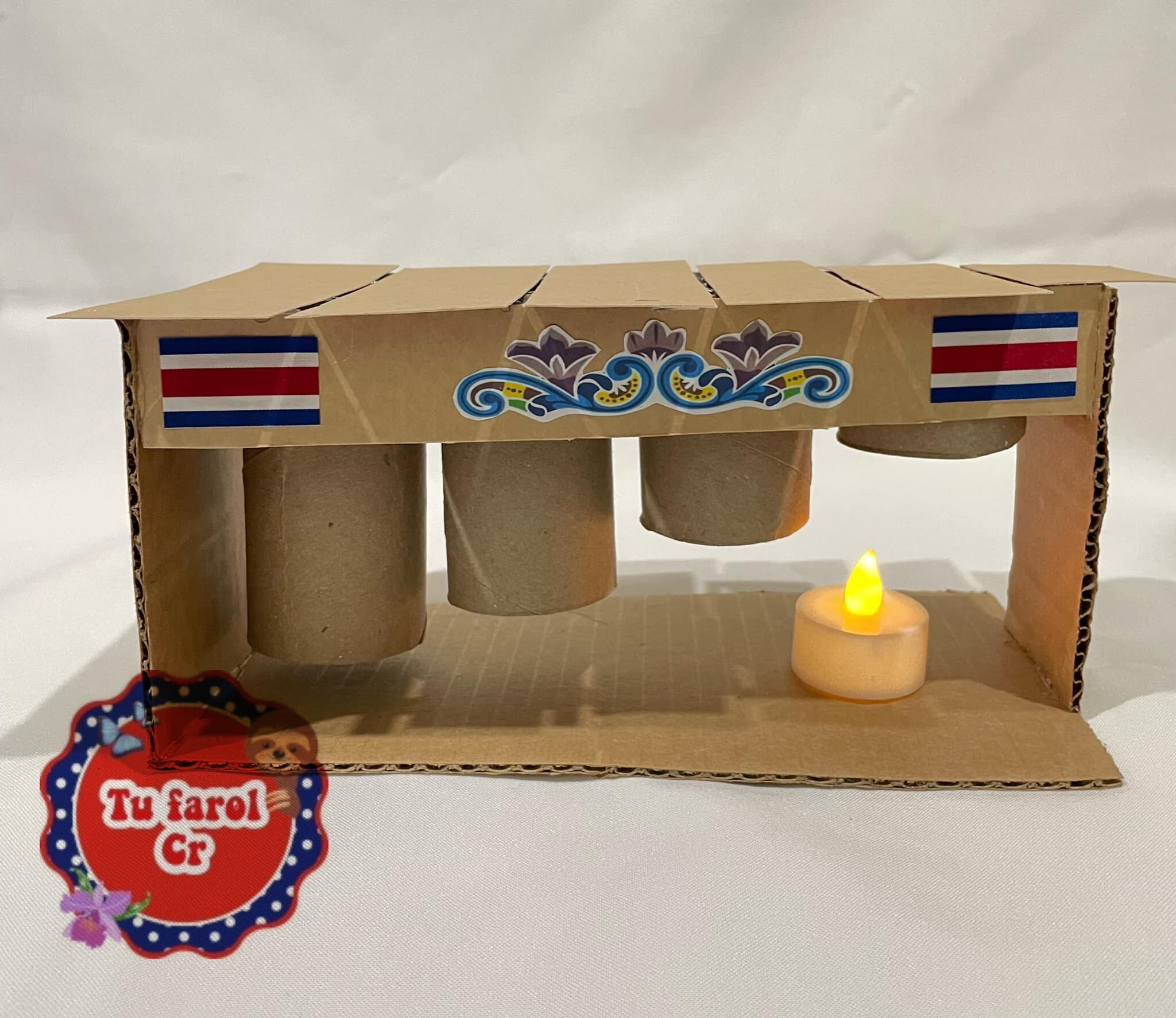 Tamara Córdoba Paniagua tiene 17 años, está en quinto de colegio y prácticamente nació emprendedora porque nunca se queda quedita, siempre tiene que estar inventando algo para ayudar con platica en la casa