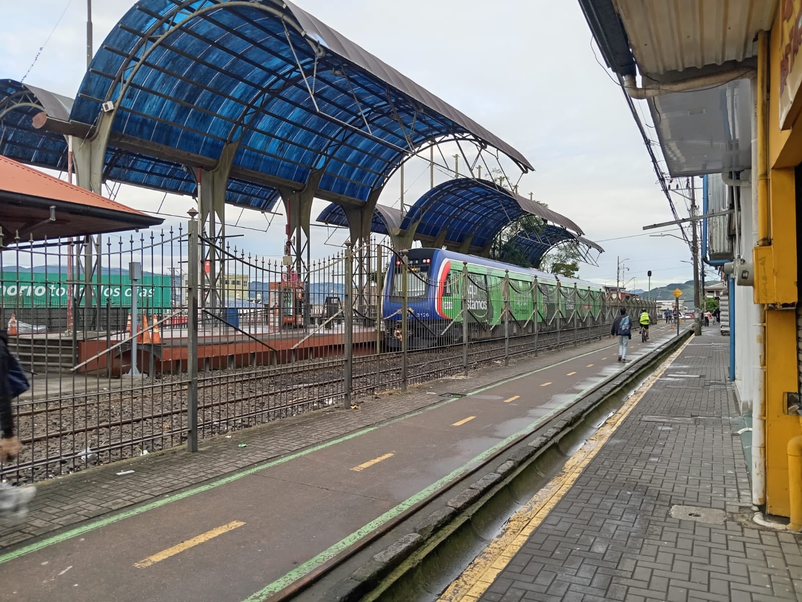 En las mañanas, muchos usuarios no logran encontrar espacio en el tren hacia San José, y al irse a la terminal de autobús, las filas también son considerables. Foto: Juan Pablo Garita