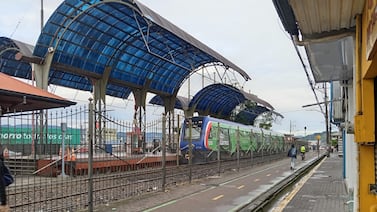 Ni en tren ni en bus: Vivimos las congojas que cada mañana atraviesan los brumosos para viajar a San José
