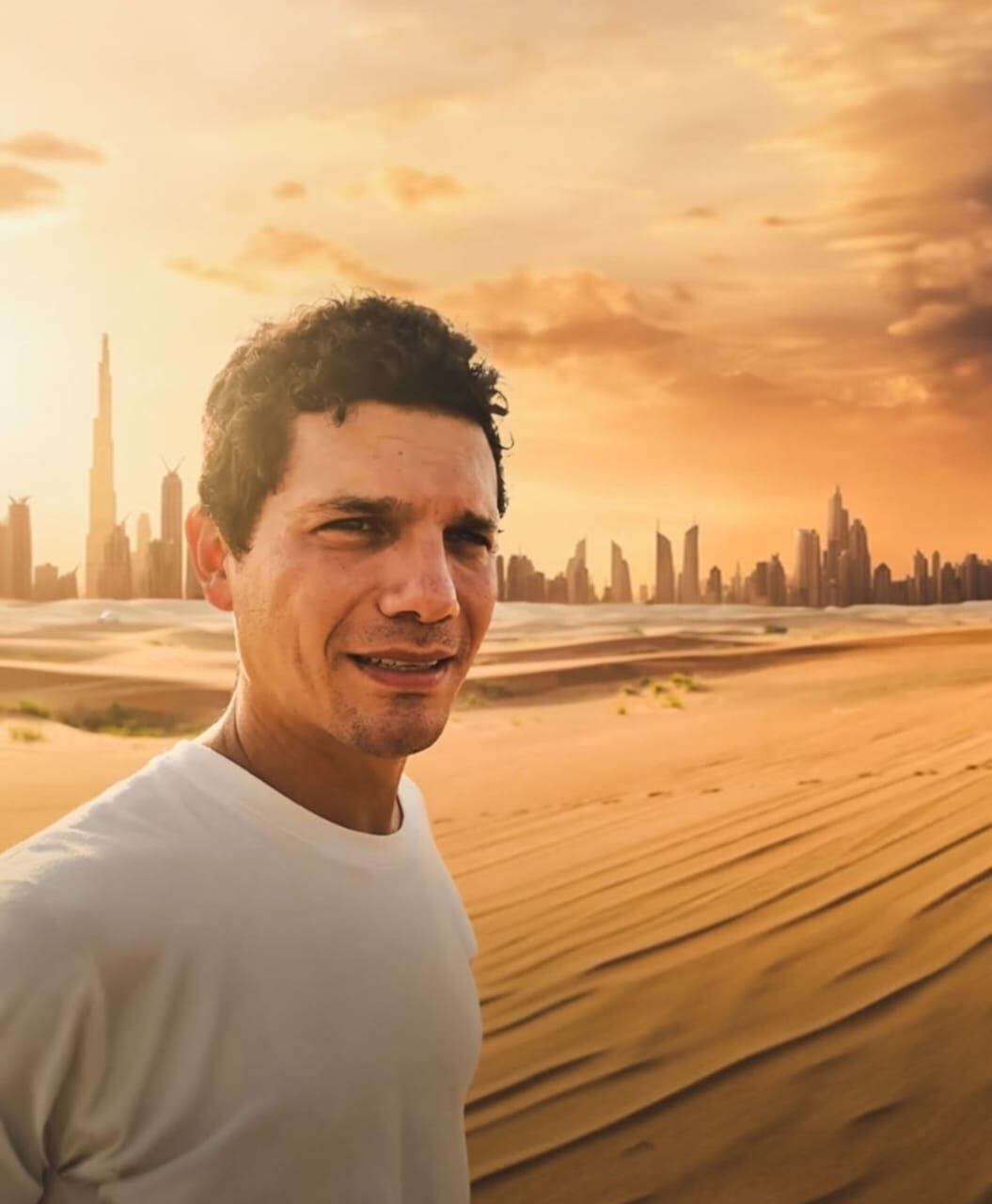 El youtuber Planeta Juan posando en varios lugares del mundo.