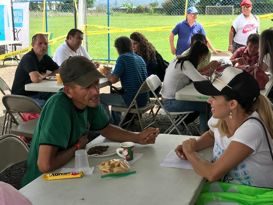 La Fundación Lloverá no da comida por darla, por llenar panzas. No. Utiliza el alimento como una herramienta que les permite llegar hasta el indigente, el más necesitado y así ingresarlo en un programa que les permita reinsertarse en la sociedad