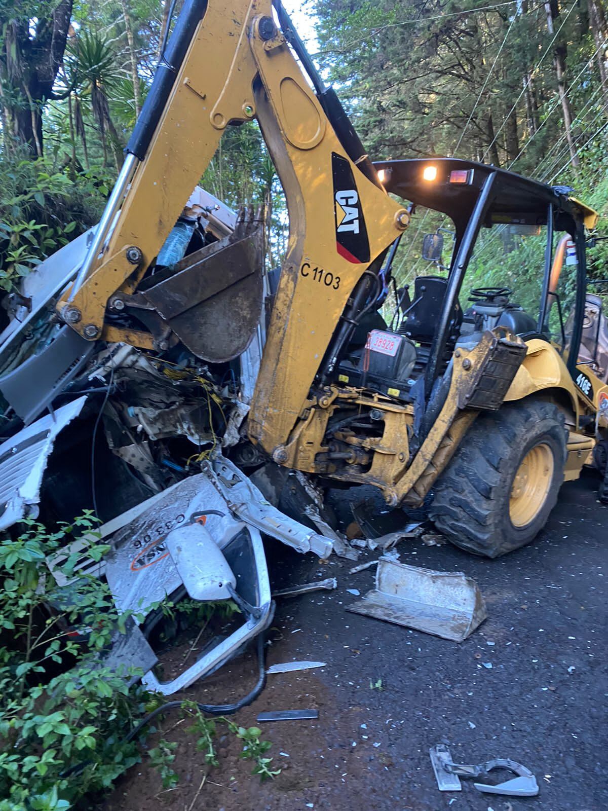 Choque entre tráiler y retroexcavadora en Heredia. Foto cortesía.