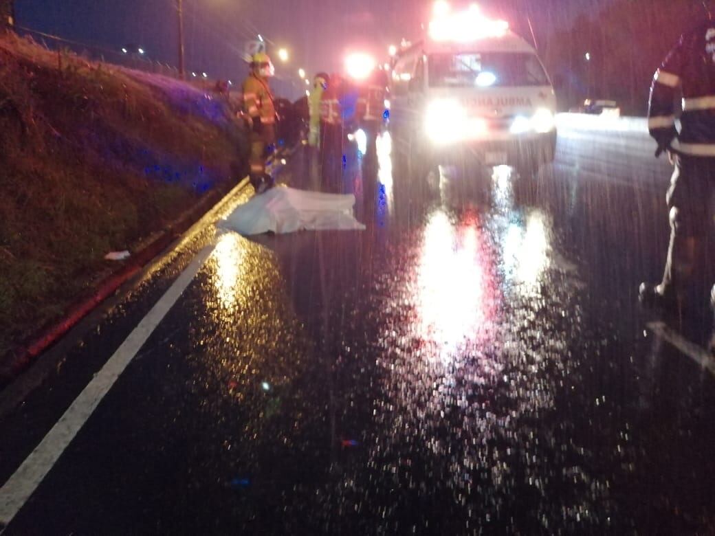 Ciclista muere atropellado en la autopista General Cañas. Foto cortesía.