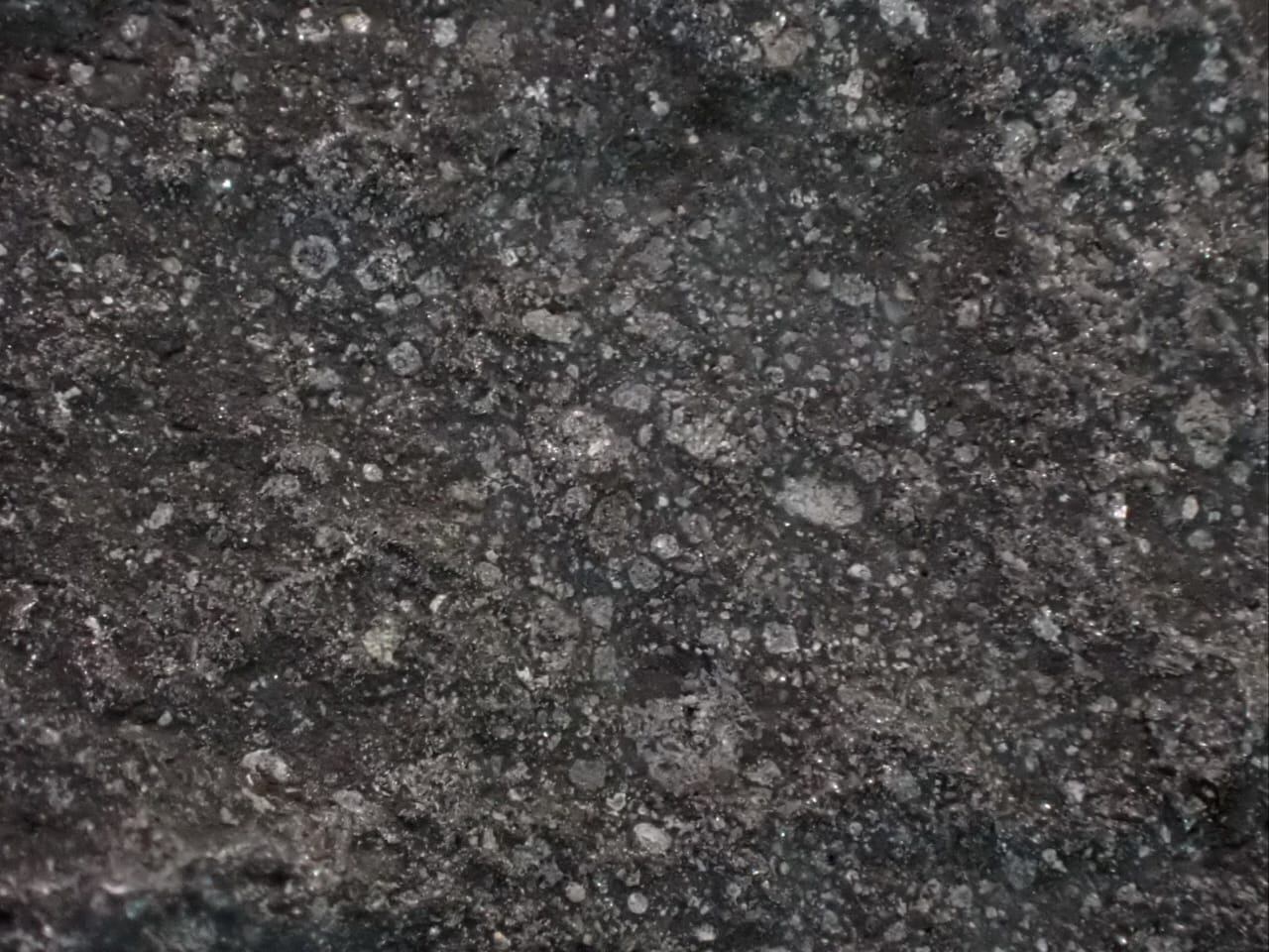 Paulo Ruiz Cubillos es geólogo de la Universidad de Costa Rica (UCR) y también es fotógrafo profesional. Él tuvo la exclusiva oportunidad de realizarse una sesión fotográfica a un fragmento del meteorito Aguas Zarcas.