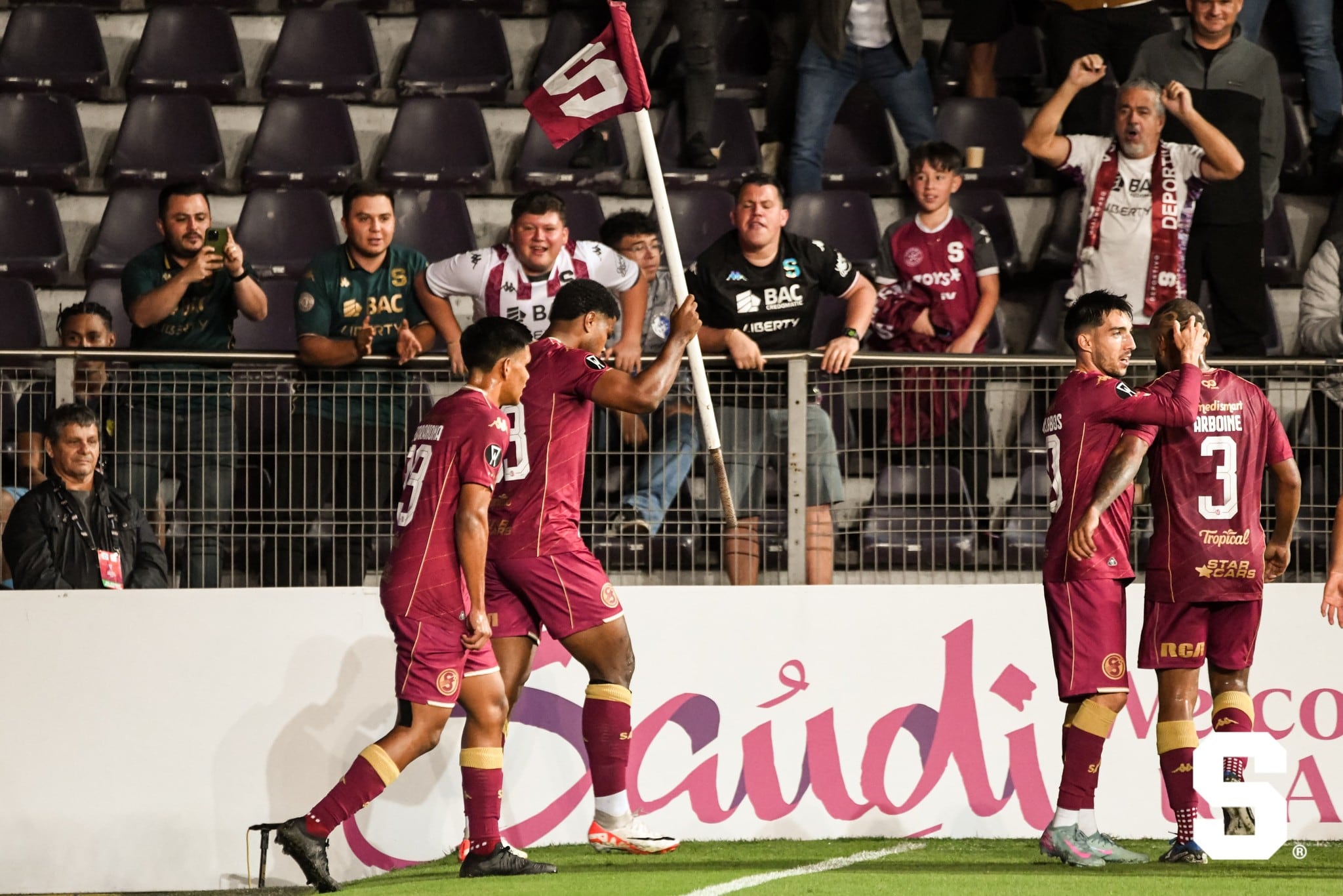 Newton Williams celebró su primer gol con Saprissa en su debut oficial, marcando en el Ricardo Saprissa antes de salir lesionado al minuto 84.