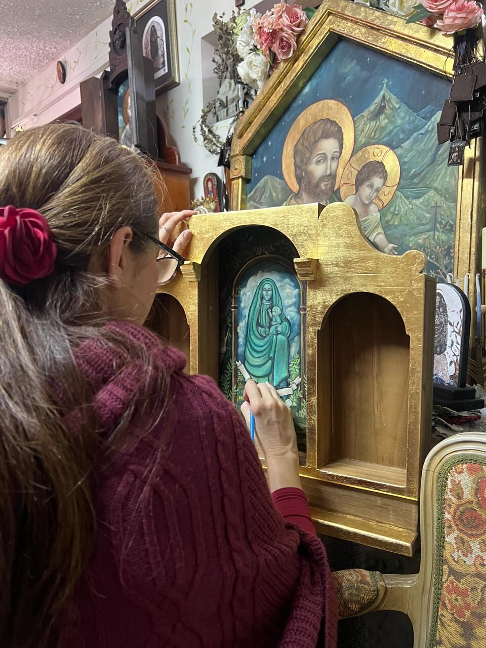 Paula Sáenz Soto no pinta por encargo ni por moda. Pinta por amor. Y desde hace más de quince años ese amor tiene un nombre celestial: la Virgen de los Ángeles, “la Negrita”.