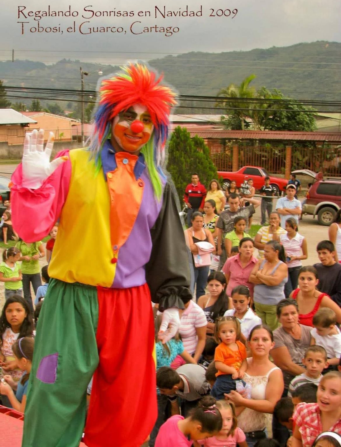 Tras 7 años durmiendo en las calles, lleva 15 como el payasito “Pillín” regalando sonrisas navideñas a niños que en verdad lo necesitan. ES la historia de don Geovanny Rodríguez Ramírez