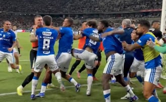 Los jugadores se fueron a golpes y patadas.